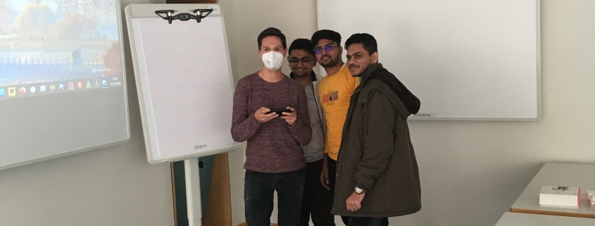Studierende beim Wahlpflichtmodul "Drone Basics"